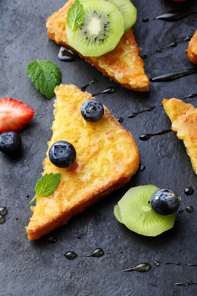  toasts with fruits and honey - Fotoğraf, Görsel