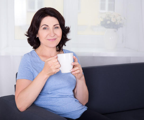 Olgun kadın evde kahve içme - Fotoğraf, Görsel