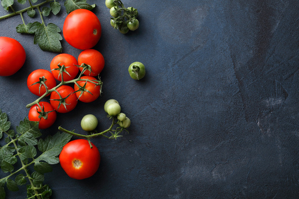  red tomatoes on slate - Foto, imagen