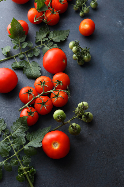 fresh tomatoes on slate - Foto, imagen