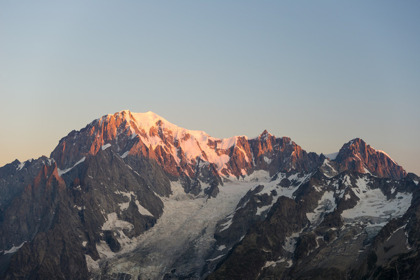 Monte Bianco ou Mont Blanc ao nascer do sol, lado italiano
 - Foto, Imagem
