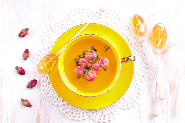 Tasse grüner Tee mit Rosen und einem Löffel Honig - Foto, Bild