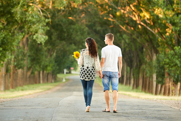 Happy νεαρό ζευγάρι με τα πόδια στην έννοια άνθρωποι Υπαίθριος, ρομαντικό δρόμο χώρα, καλοκαιρινή σεζόν - Φωτογραφία, εικόνα