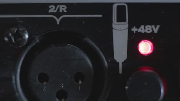 Lähikuva XLR mikrofonit pistorasia, virta päälle
 - Materiaali, video