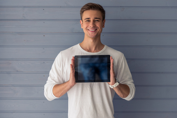 Handsome young man with gadget - Foto, afbeelding