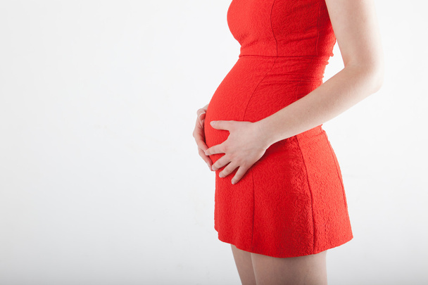 Беременная женщина показывает свой живот
 - Фото, изображение