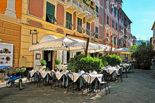 Café en la calle de la vieja ciudad italiana
 - Foto, Imagen