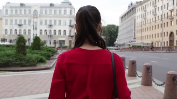 kadının şehir merkezinde adım geri - Video, Çekim
