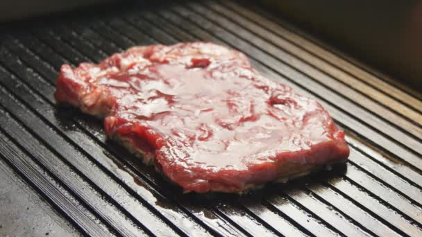 Готовить вкусные сочные мясные стейки на гриле - Кадры, видео