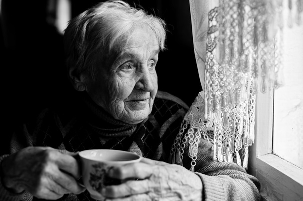 Donna anziana che beve tè
 - Foto, immagini