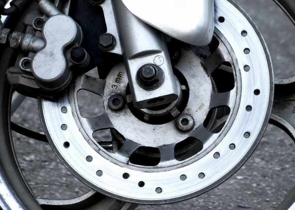 Motorrad verschlissen Scheibe und Bremssattel der hydraulischen Bremsanlage  - Foto, Bild