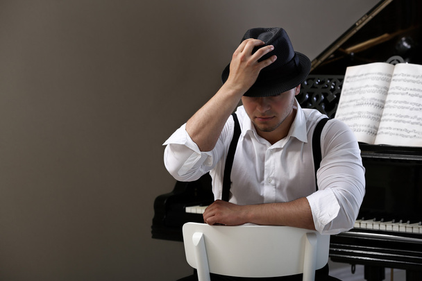 Handsome musician with piano - Фото, изображение