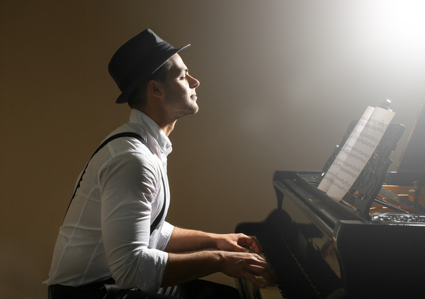 Musician playing piano - Valokuva, kuva