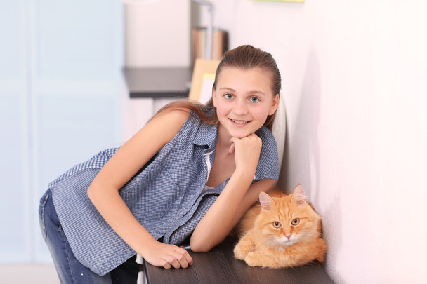 girl with cute ginger cat - Foto, imagen