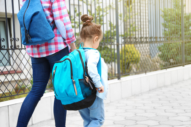 Parent taking child to school - Foto, afbeelding
