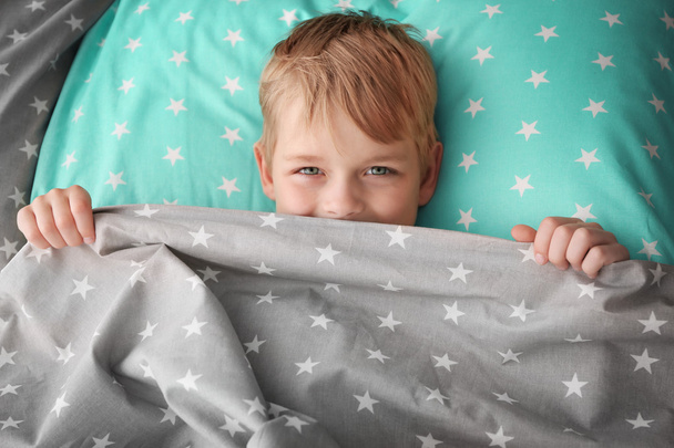 boy hiding under bed sheet - Foto, Imagem