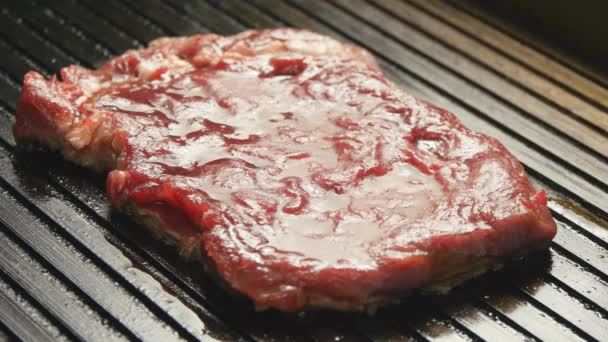 Gotowanie pyszne soczyste steki mięsne na grillu - Materiał filmowy, wideo