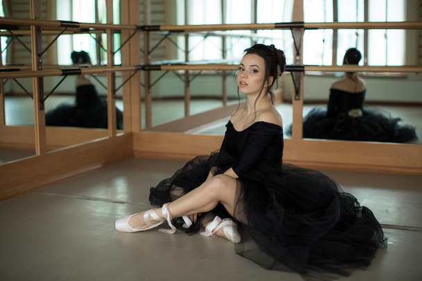 балерина розслабляється в класі
 - Фото, зображення