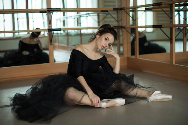 балерина розслабляється в класі
 - Фото, зображення