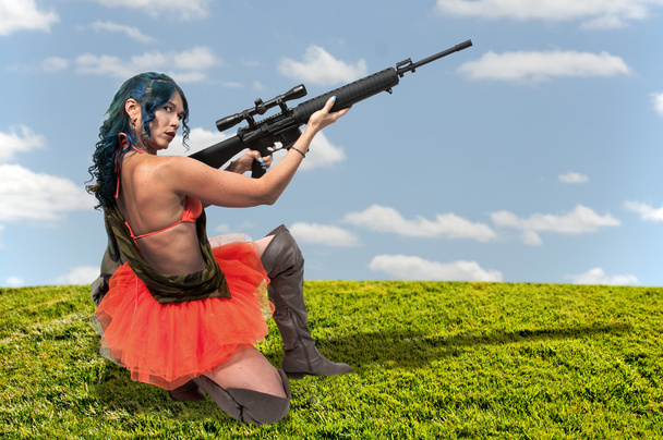 vrouw met assault rifle - Foto, afbeelding