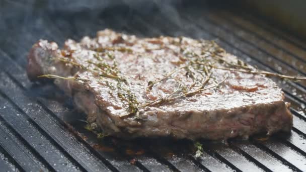 Steak vom Grill kochen - Filmmaterial, Video
