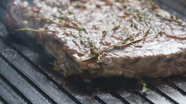 vaření steak na grilu - Záběry, video