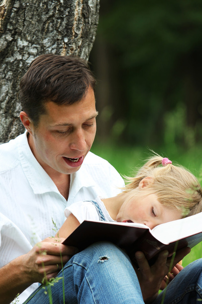 Father and daughter reading the Bible - Foto, Bild
