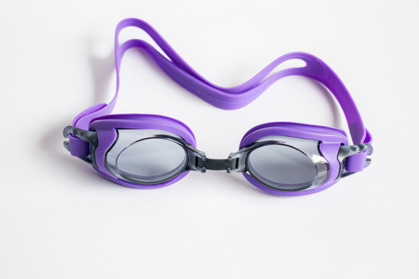 Gafas de natación púrpura aisladas sobre fondo blanco
 - Foto, Imagen
