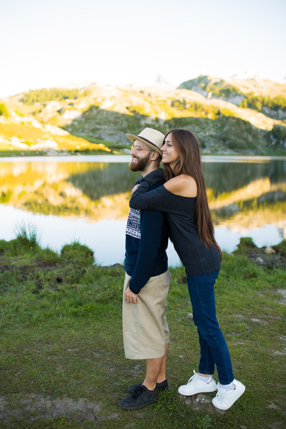 Para zakochanych na jeziorze  - Zdjęcie, obraz