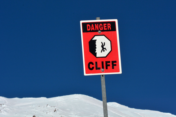 Опасный крутой скальный знак на вершине горы Снежный Мыс
 - Фото, изображение