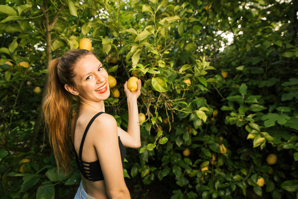 Szczęśliwa kobieta biorąc cytryny  - Zdjęcie, obraz