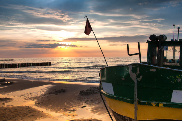 Majestueuze zonsondergang over fisherman's boot - Foto, afbeelding