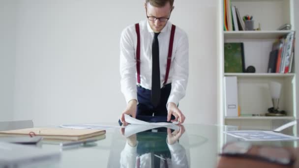 businessman looking at paperwork - Materiał filmowy, wideo