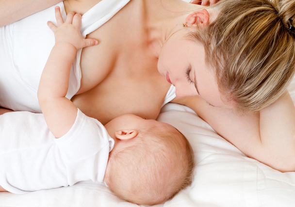 Mother breast feeding her infant - Valokuva, kuva