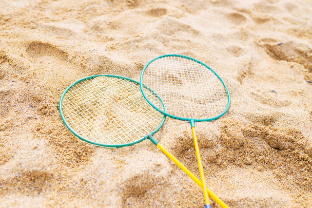 Badminton rackets in the sand - Foto, afbeelding