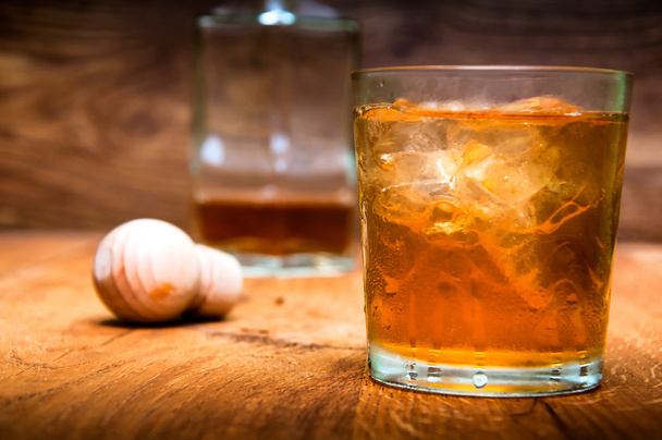 Bicchiere di whisky scotch su un tavolo di legno
 - Foto, immagini