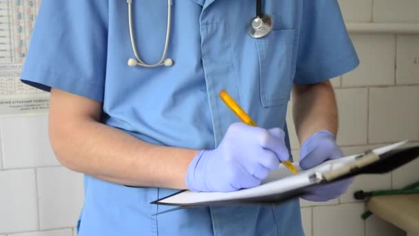 lääkäri kirjoittaa paperilla käsissään
 - Materiaali, video