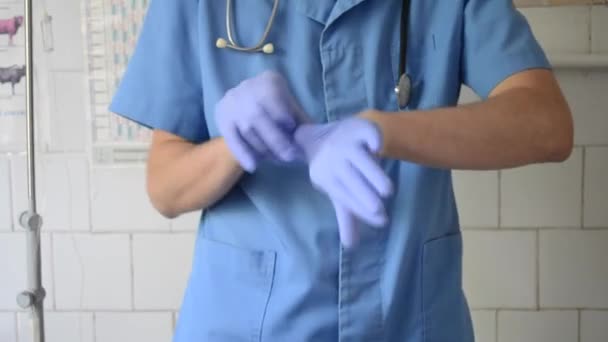kék egyenruhában orvos ruha kék kesztyű - Felvétel, videó