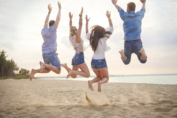 Grupo de amigos pulando no ar
. - Foto, Imagem
