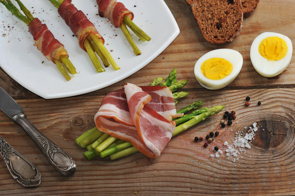 asparagus with bacon on vintage wooden background - Foto, afbeelding