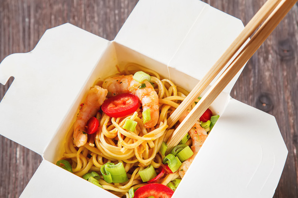 Noodles with vegetables, shrimp, green onions in sweet and sour  - Foto, Imagen