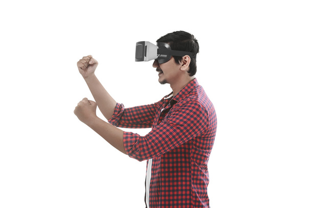 asian man experiencing virtual reality  - Foto, afbeelding