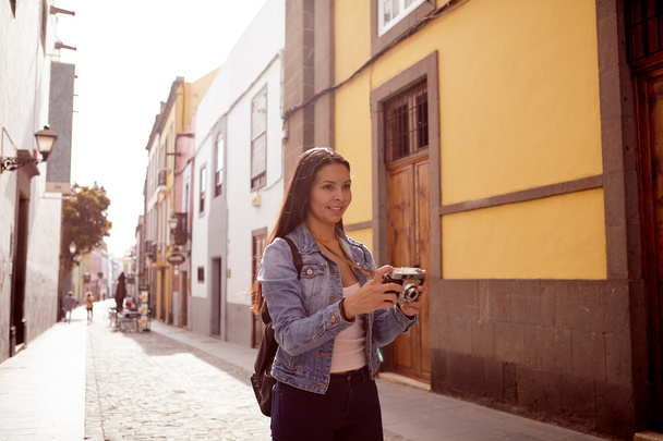 カメラと一緒に街で歩いている女性 - 写真・画像