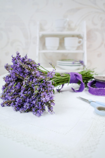 Herstellung von frischem Lavendelstrauß - Foto, Bild