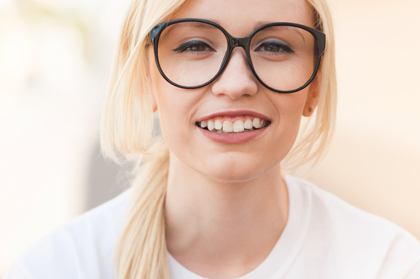 Outdoor portrait of young stylish hipster girl. Close up face, american, blonde, beautiful smile, white teeth, sunglasses, New York, happiness, relax, enjoy summer - Fotoğraf, Görsel