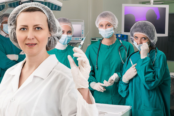 Anesthésiste avec seringue et prothèse chirurgicale
 - Photo, image