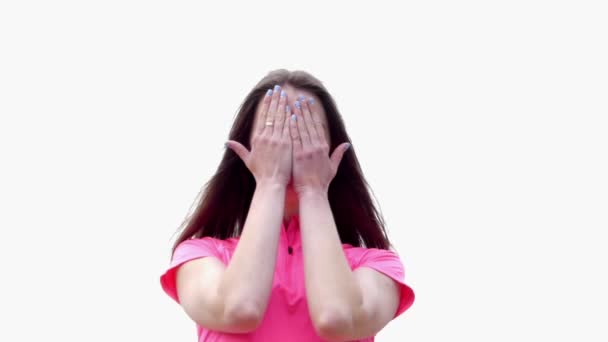 egy fiatal lány magában foglalja az arcát és a kezét és a nyelv azt mutatja. - Felvétel, videó