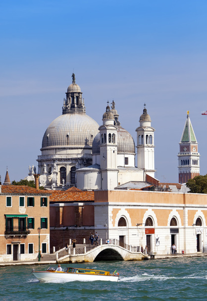 Straße mit alten Häusern und einer katholischen Kathedrale. Italien. Venedig - Foto, Bild