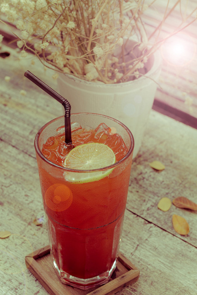 Letní Citronový čaj na stole s suchými listy. Retro styl - Fotografie, Obrázek