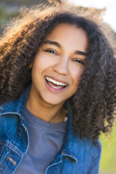 Μικτή φυλή αφροαμερικάνων κορίτσι έφηβος με την τέλεια δόντια - Φωτογραφία, εικόνα